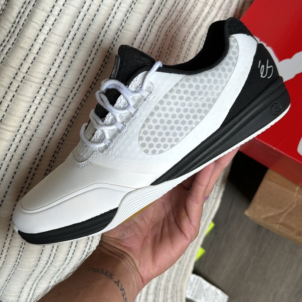 Es shoes SESLA. Hard to find size 10
